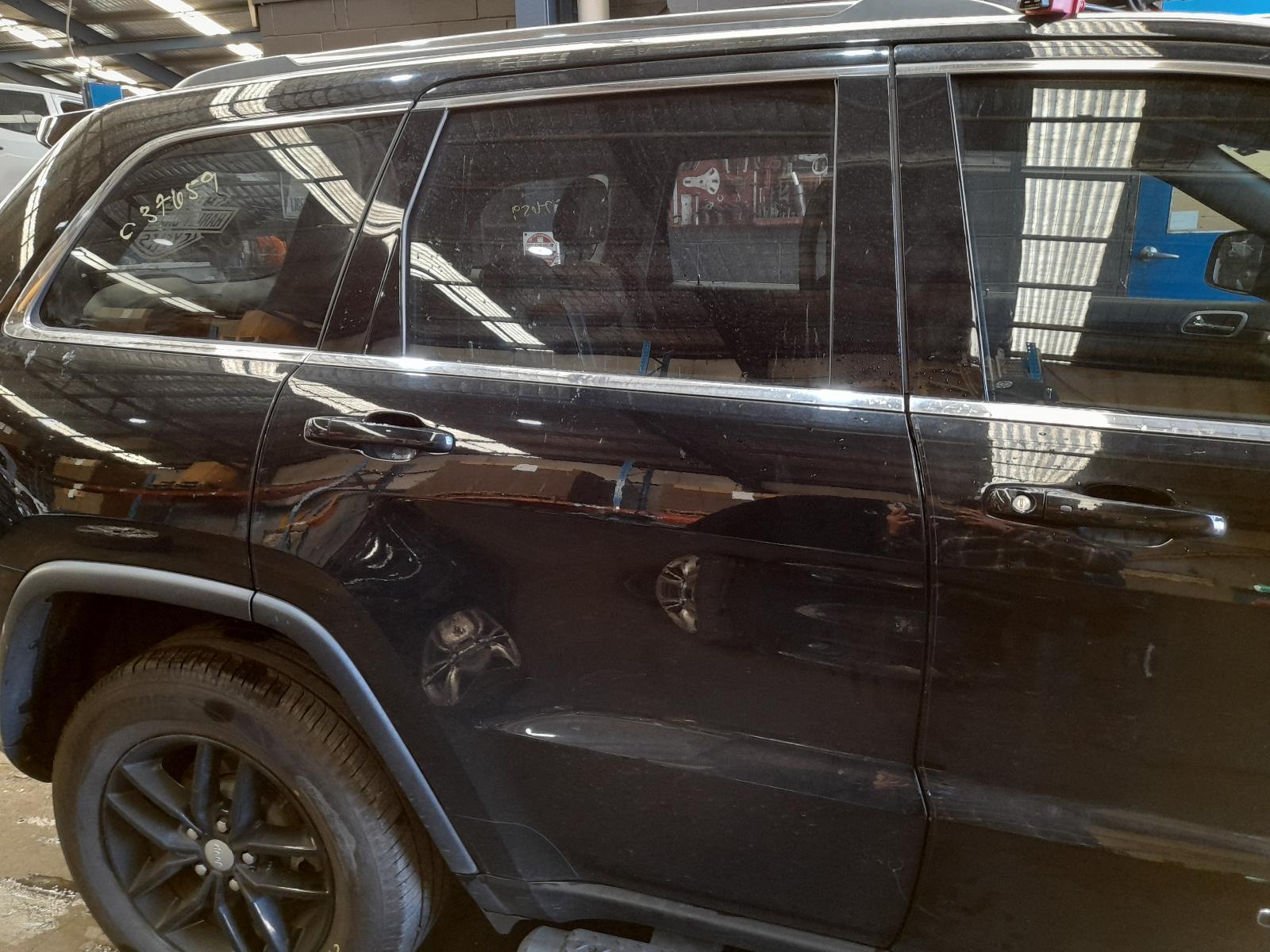 View Auto part Right Rear Door Sliding Jeep Grandcherokee 2017