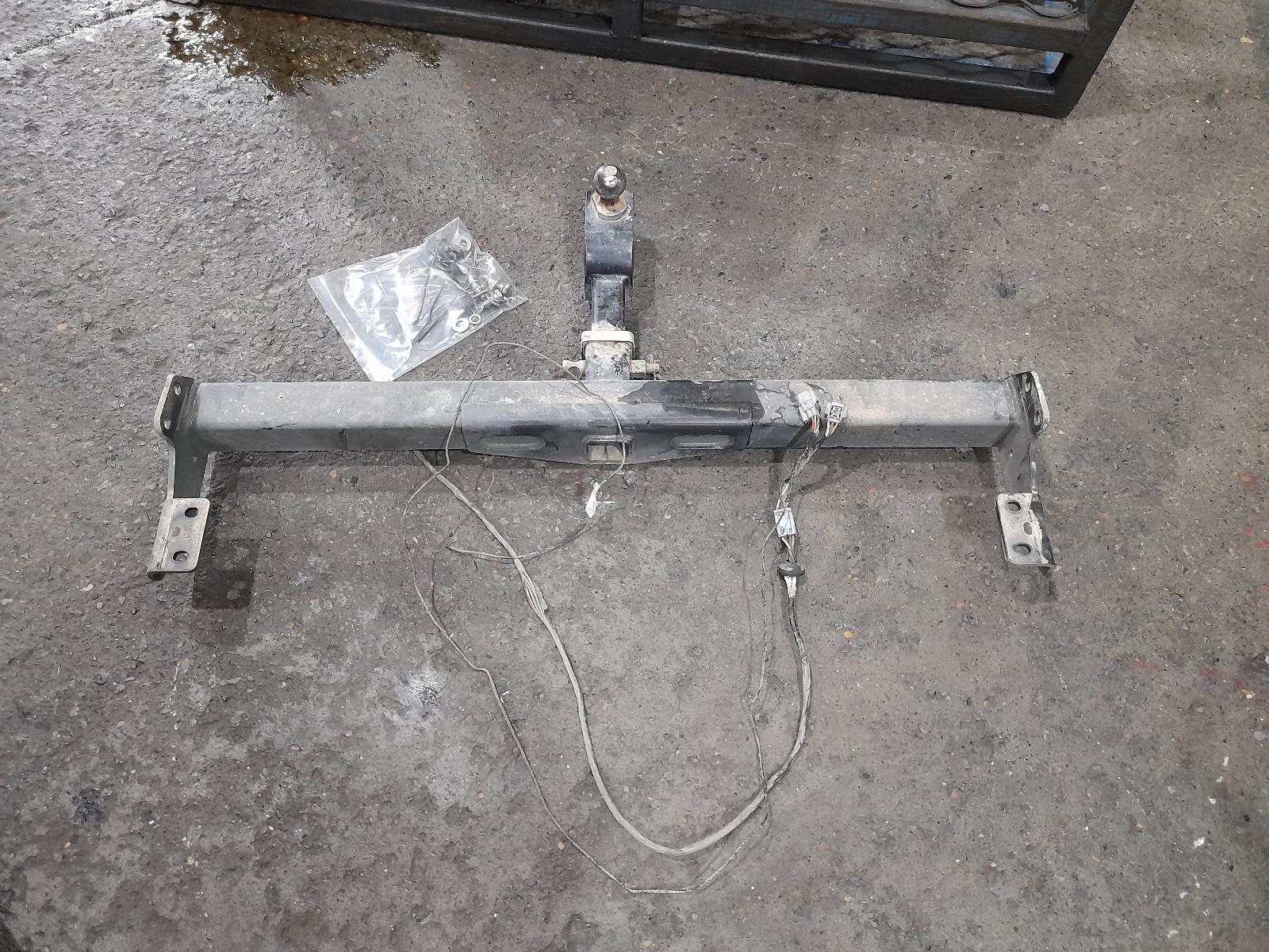 View Auto part Towbar Toyota Hilux 2013
