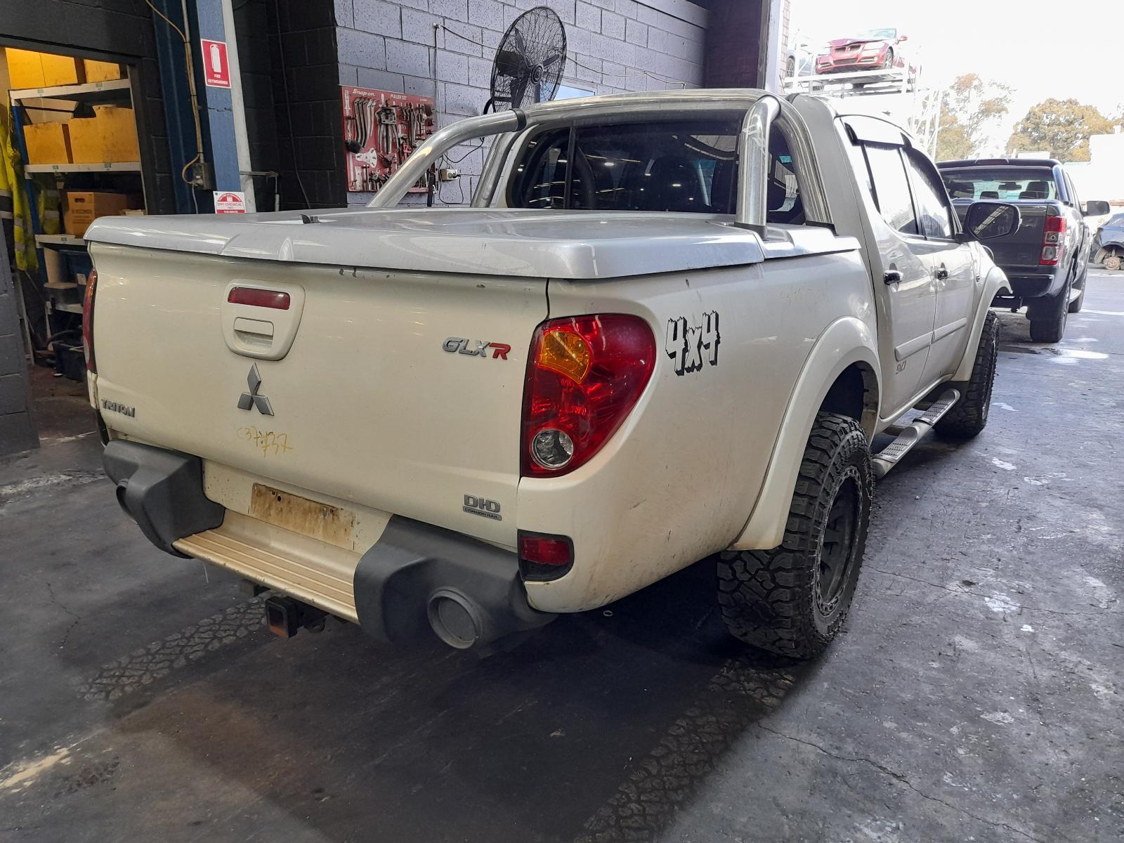 View Auto part Tonneau/Cover Mitsubishi Triton 2014