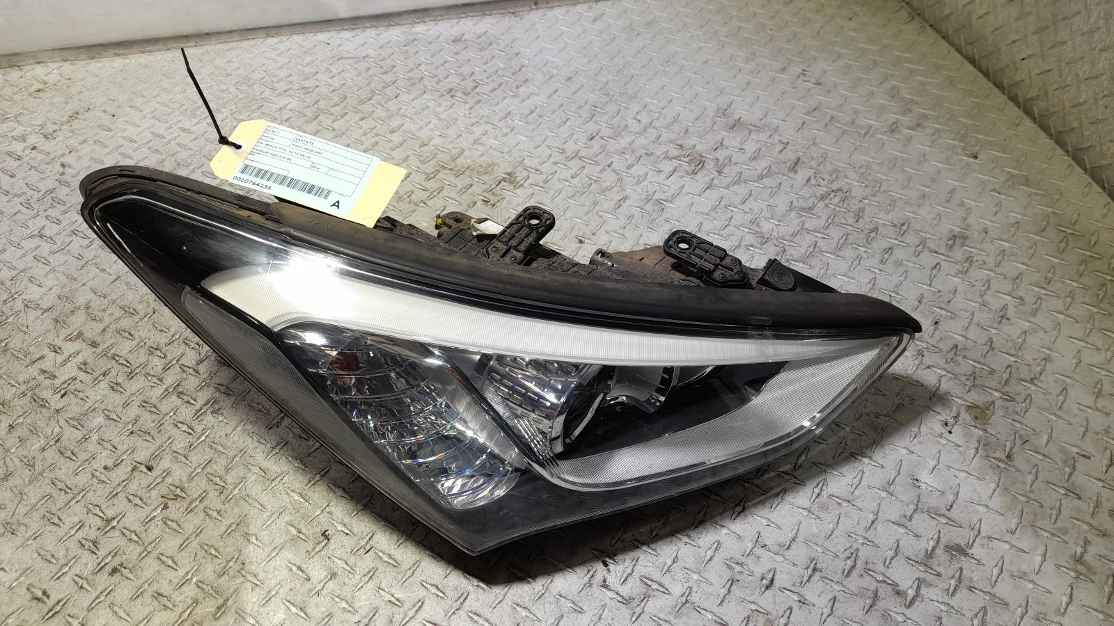 View Auto part Right Headlamp Hyundai Santa Fe 2014