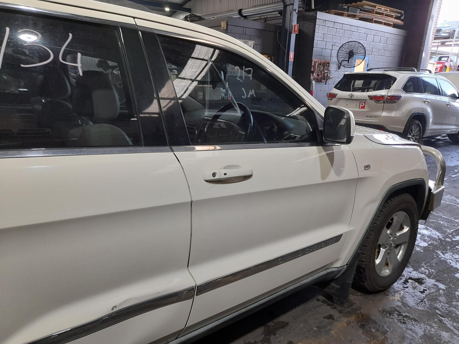 View Auto part Right Front Door Jeep Grandcherokee 2011