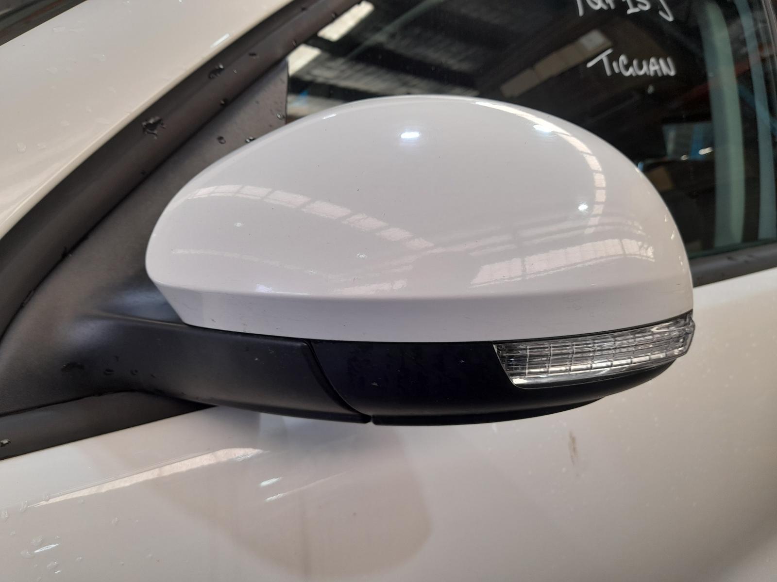 View Auto part Left Door Mirror Volkswagen Tiguan 2010