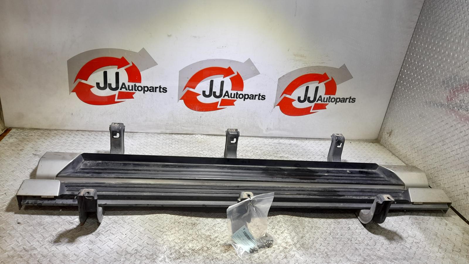 View Auto part Side Step/Skirt Mitsubishi Triton 2021
