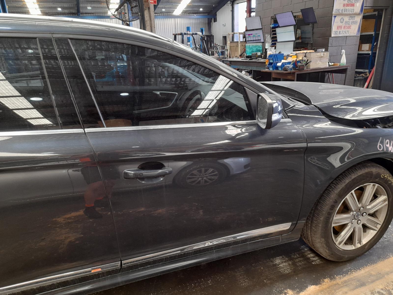 View Auto part Right Front Door Window Volvo Xc60 2015