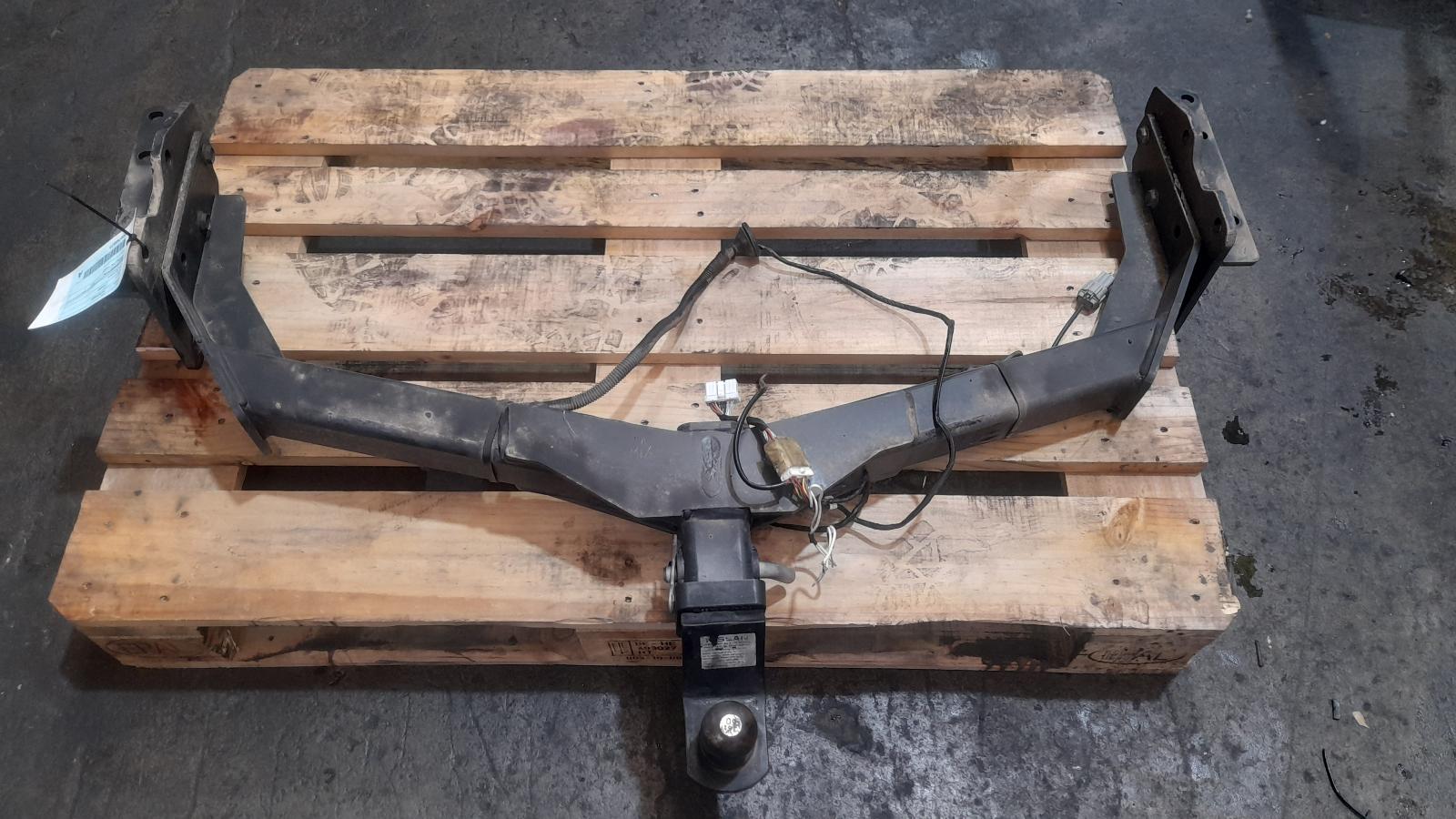 View Auto part Towbar Nissan Pathfinder 2014