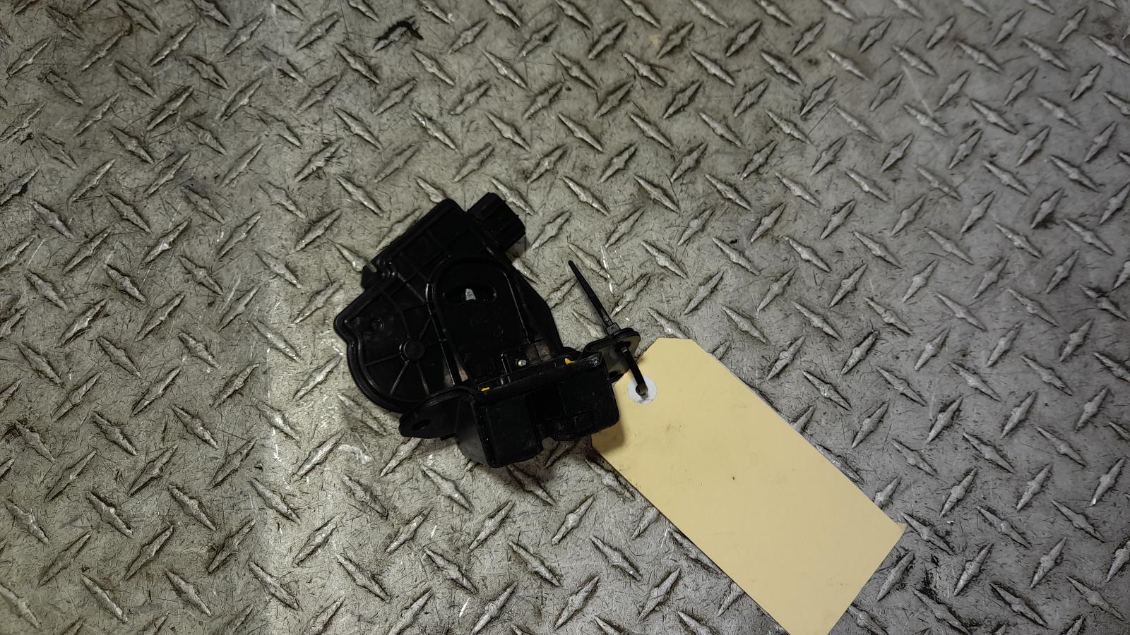 View Auto part Door/Boot/Gate Lock Toyota Kluger 2015