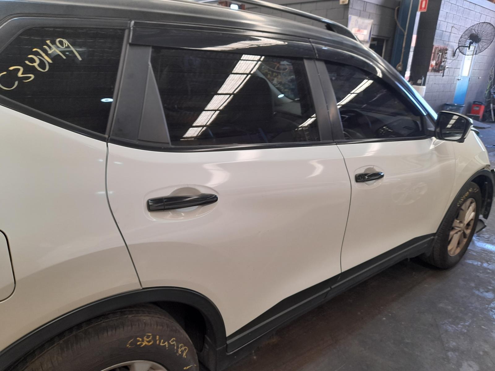 View Auto part Right Rear Side Glass Nissan Xtrail 2015