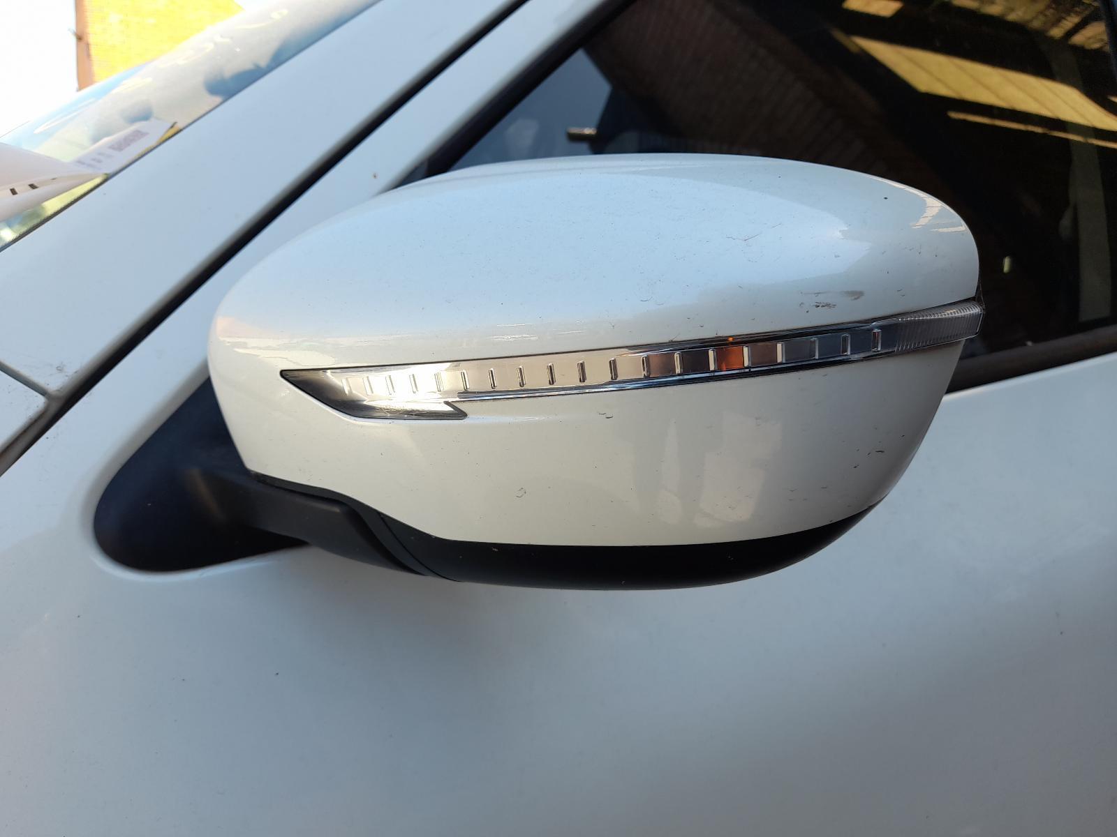 View Auto part Left Door Mirror Nissan Juke 2016