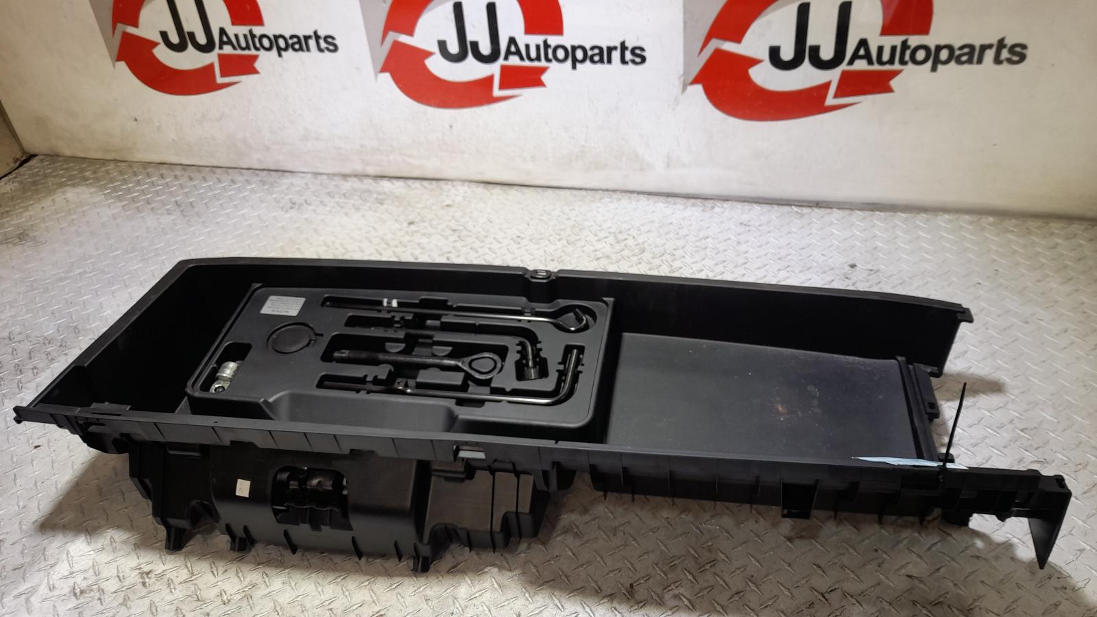 View Auto part Jack/Tool Kit Toyota Kluger 2019