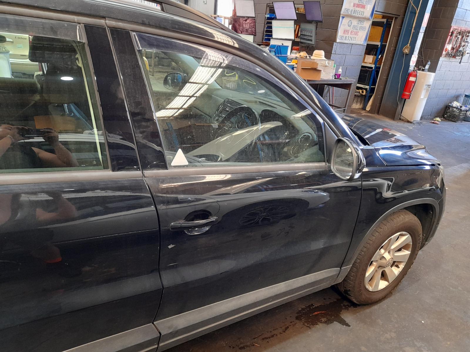 View Auto part Right Front Door Volkswagen Tiguan 2013