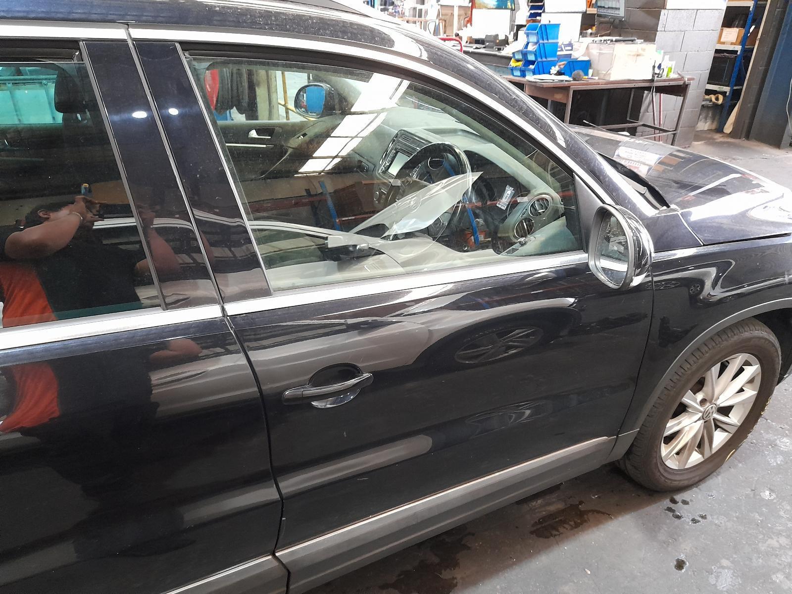 View Auto part Right Front Door Volkswagen Tiguan 2013