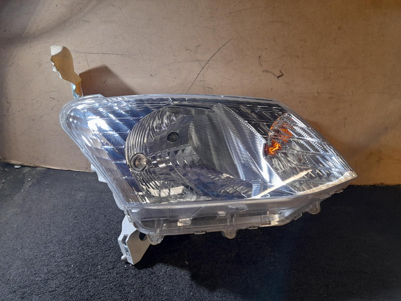 View Auto part Right Headlamp Isuzu Dmax 2013