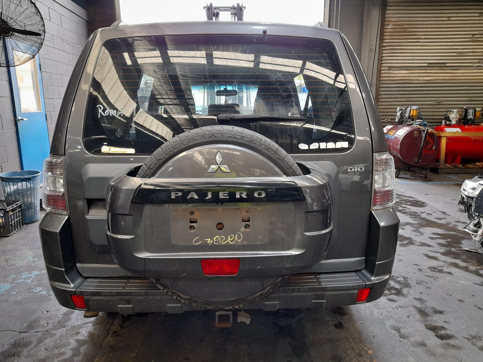 View Auto part Bootlid/Tailgate Mitsubishi Pajero 2013