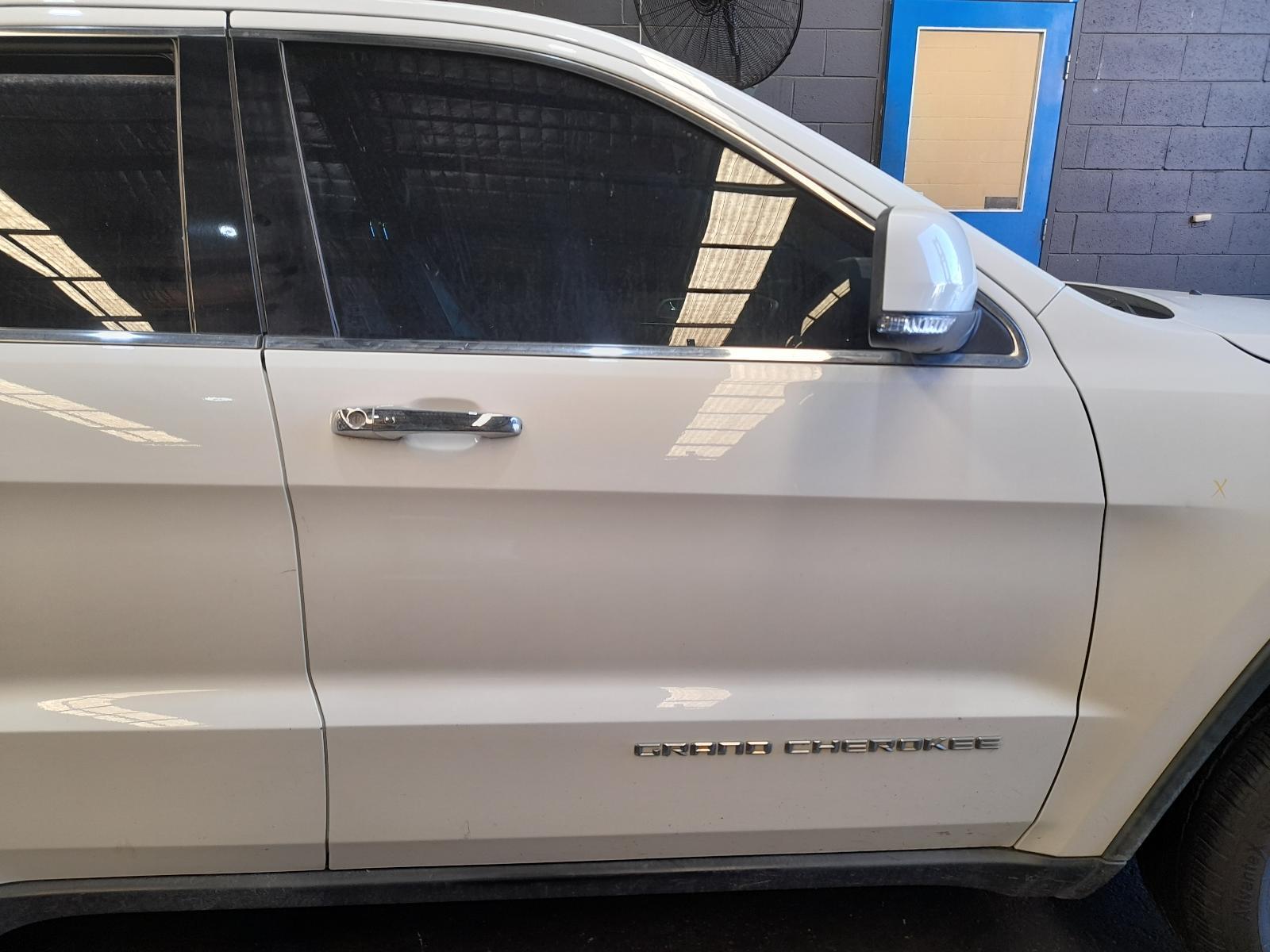 View Auto part Right Front Door Jeep Grandcherokee 2014