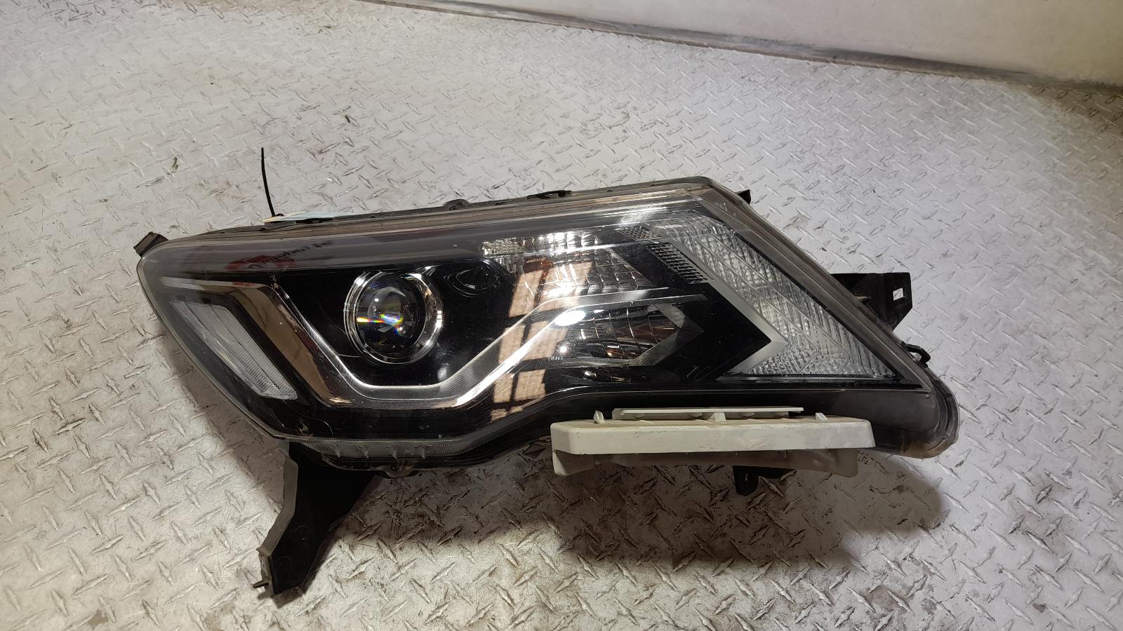View Auto part Right Headlamp Nissan Pathfinder 2019