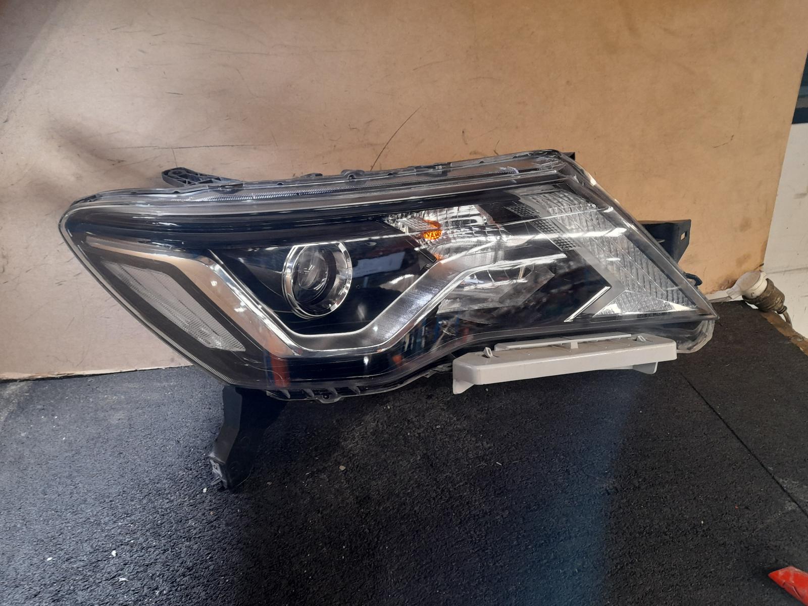 View Auto part Right Headlamp Nissan Pathfinder 2019
