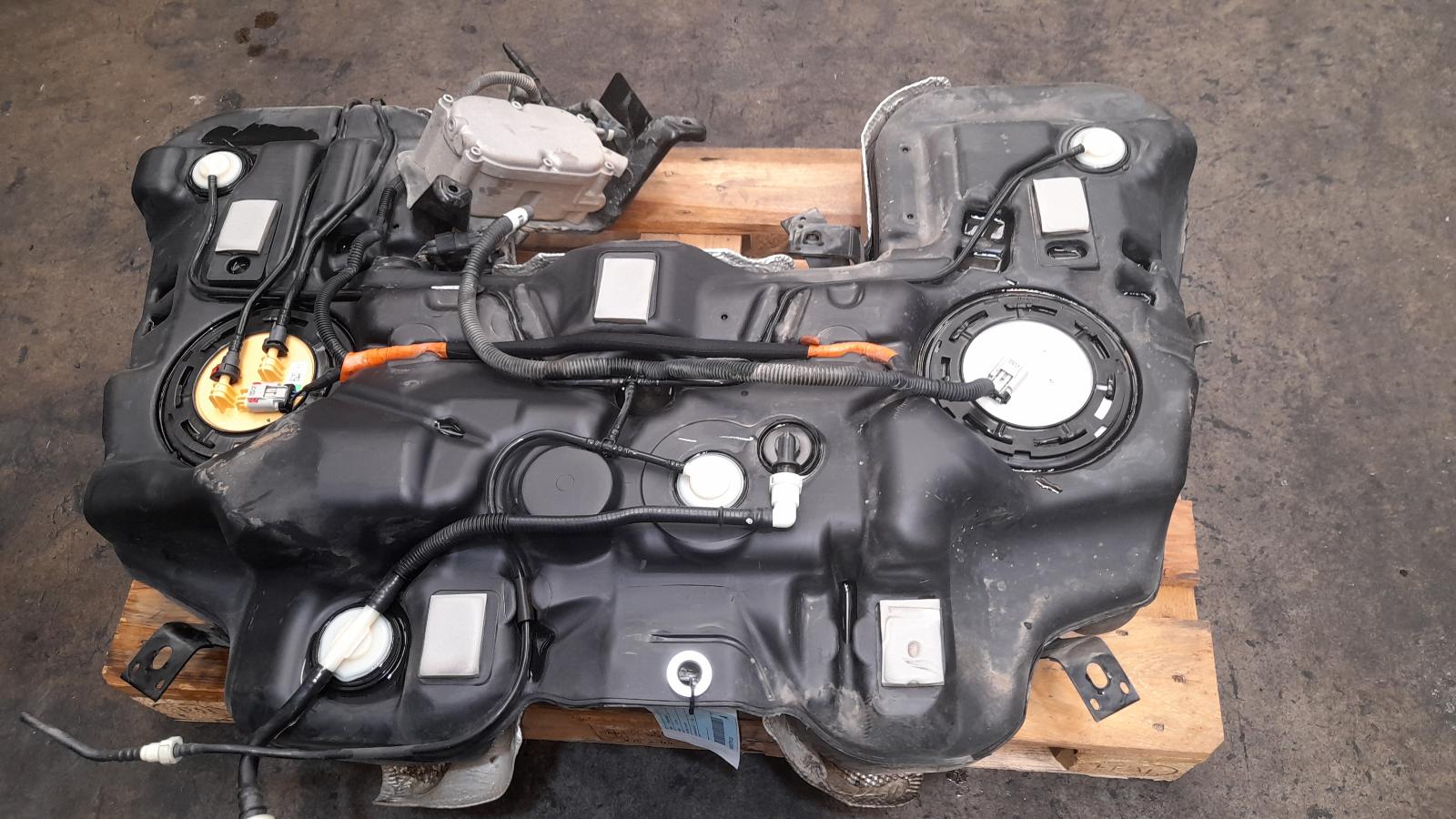 View Auto part Fuel Tank Jeep Grandcherokee 2014