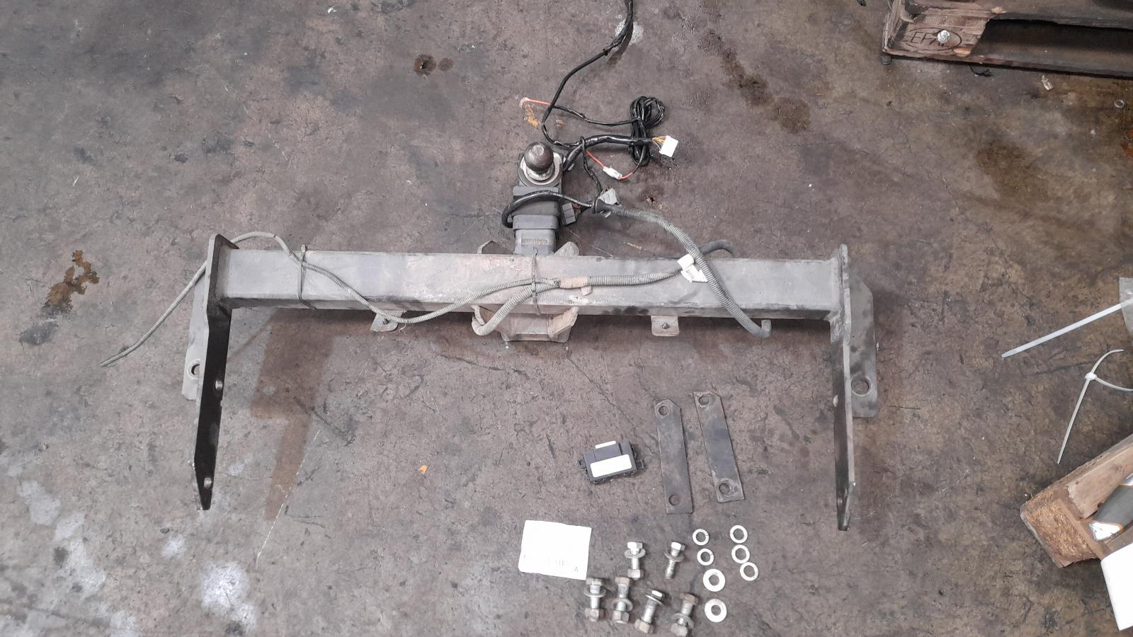 View Auto part Towbar Jeep Grandcherokee 2015