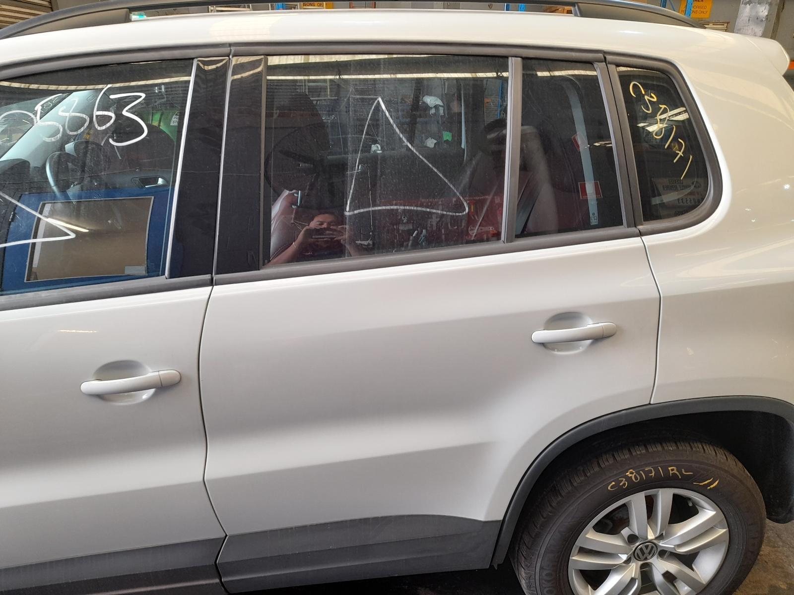 View Auto part Left Rear Door/Sliding Volkswagen Tiguan 2016