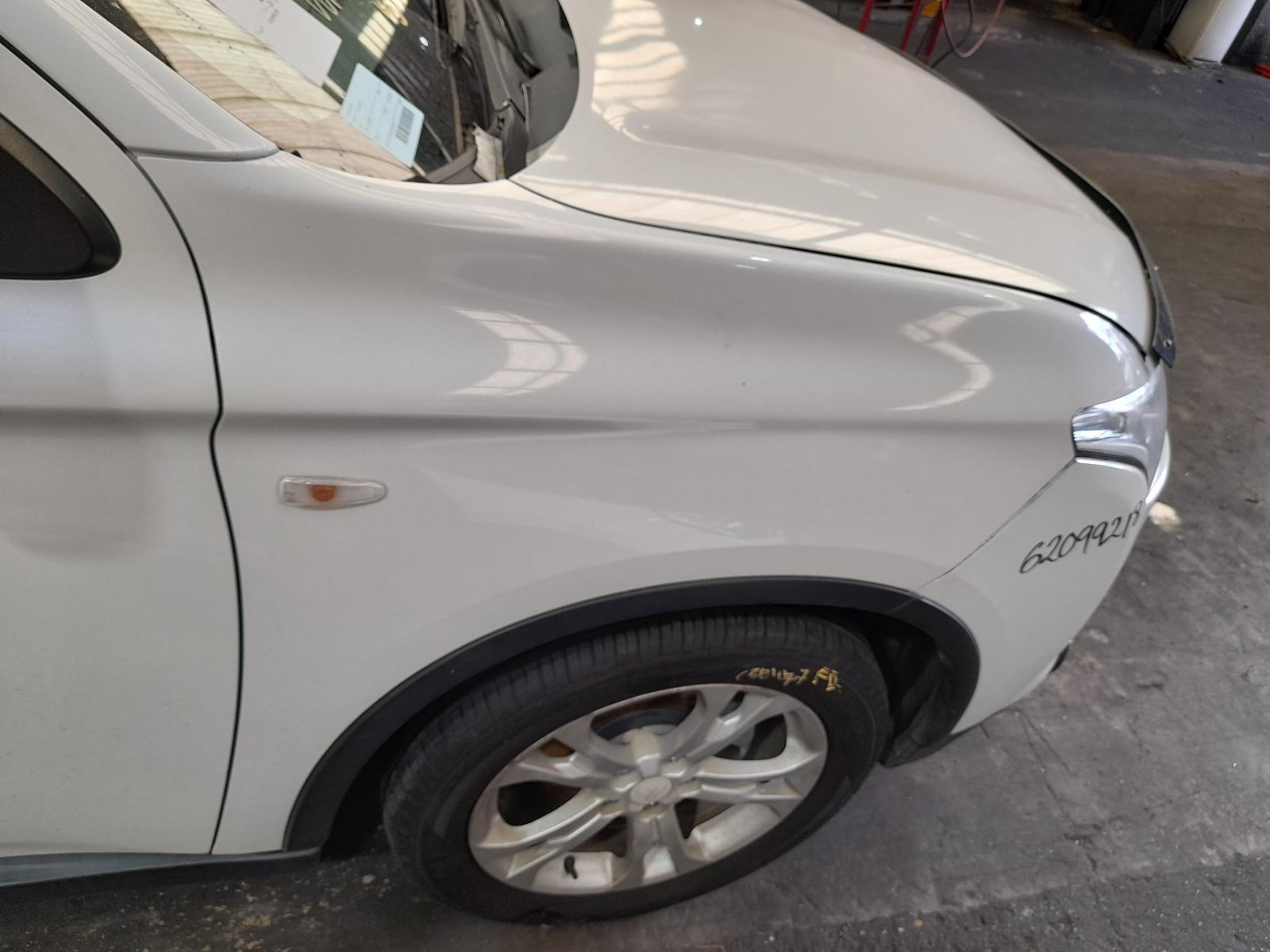 View Auto part Right Guard Mitsubishi Outlander 2014