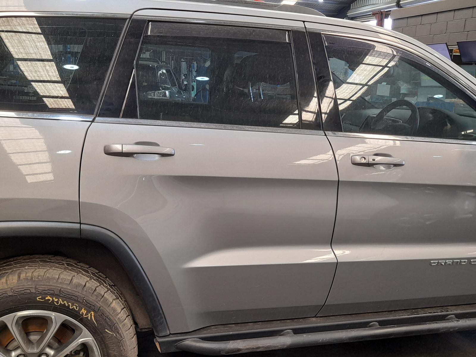 View Auto part Right Rear Door Sliding Jeep Grandcherokee 2013