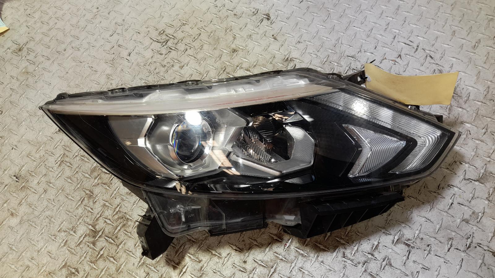 View Auto part Right Headlamp Nissan Qashqai 2015