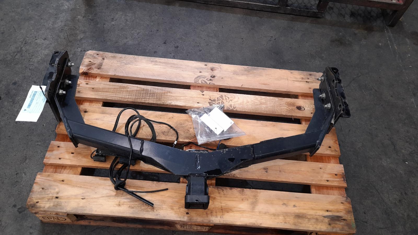 View Auto part Towbar Nissan Pathfinder 2015