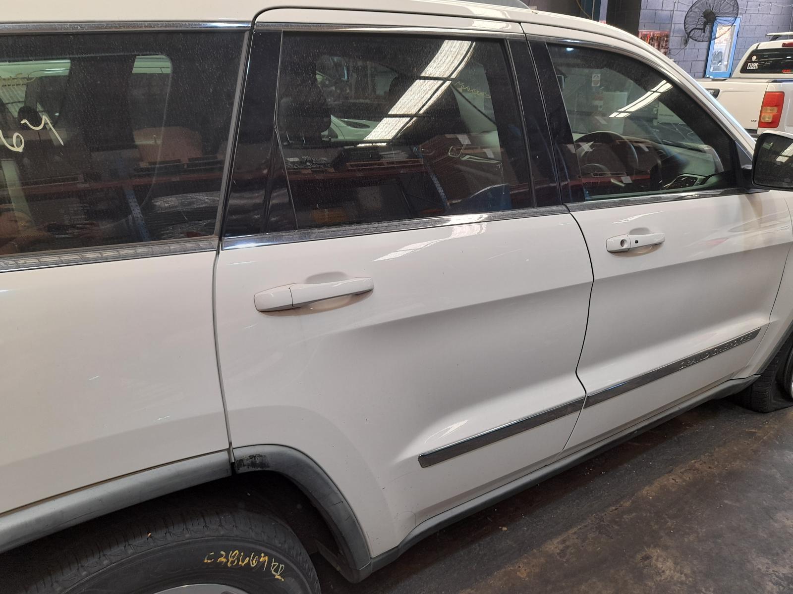 View Auto part Right Rear Door Sliding Jeep Grandcherokee 2011