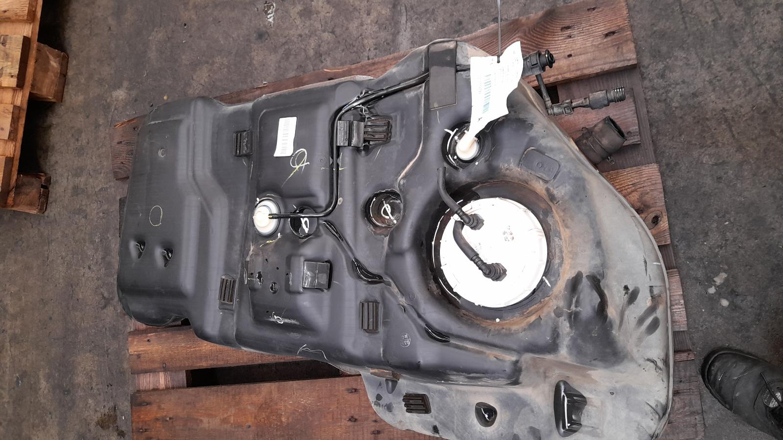 View Auto part Fuel Tank Hyundai Santa Fe 2015