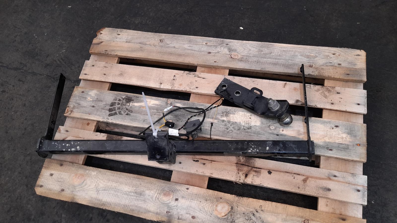 View Auto part Towbar Volkswagen Golf 2014