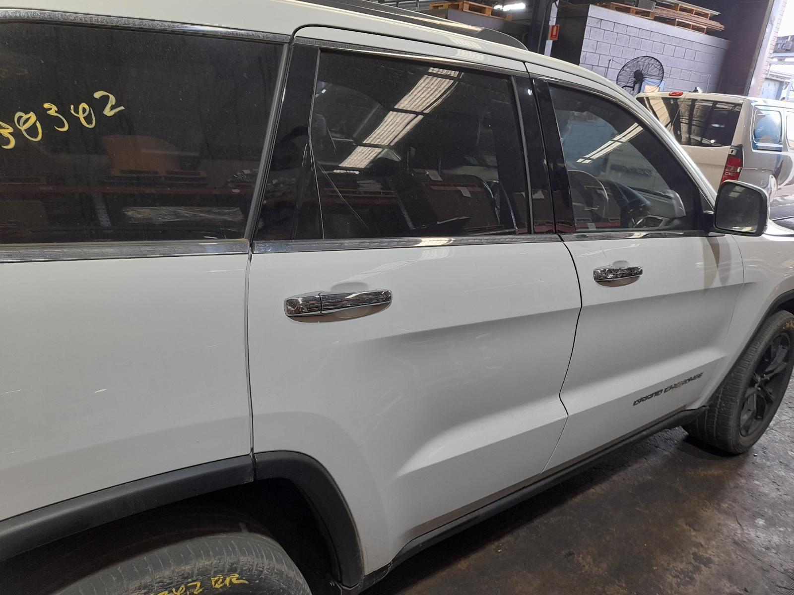 View Auto part Right Rear Door Sliding Jeep Grandcherokee 2015