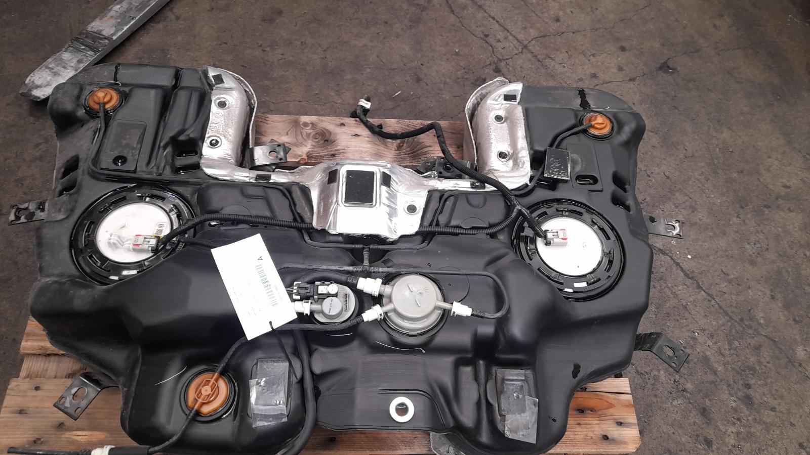 View Auto part Fuel Tank Jeep Grandcherokee 2015