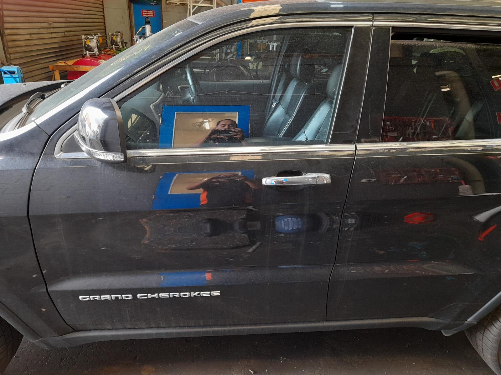 View Auto part Left Front Door Jeep Grandcherokee 2015