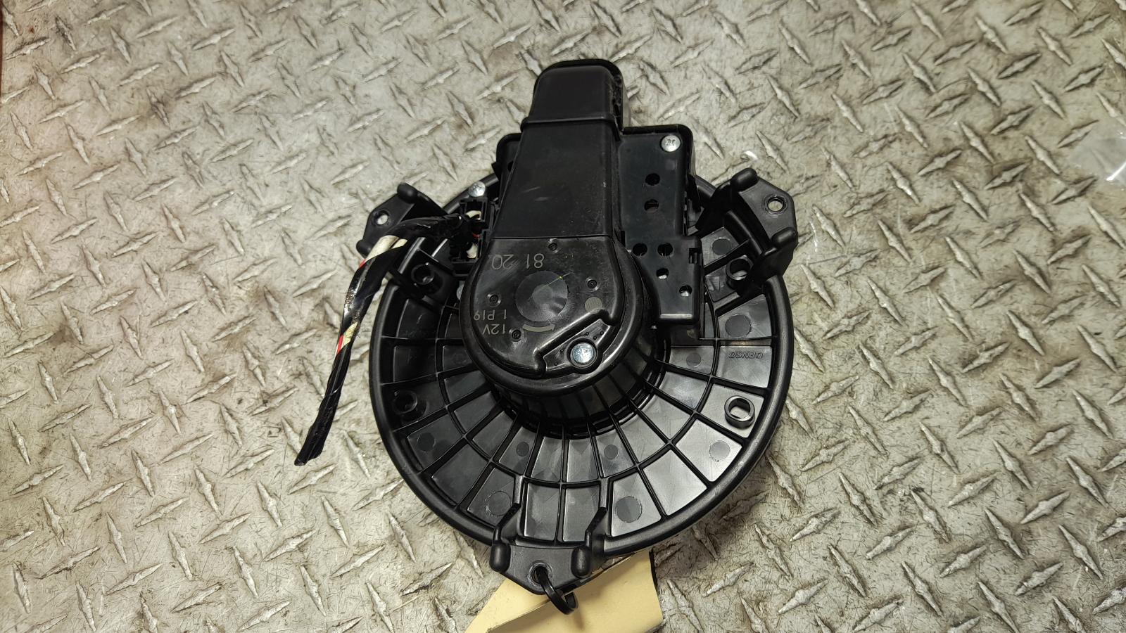 View Auto part Heater Fan Motor Toyota Kluger 2012