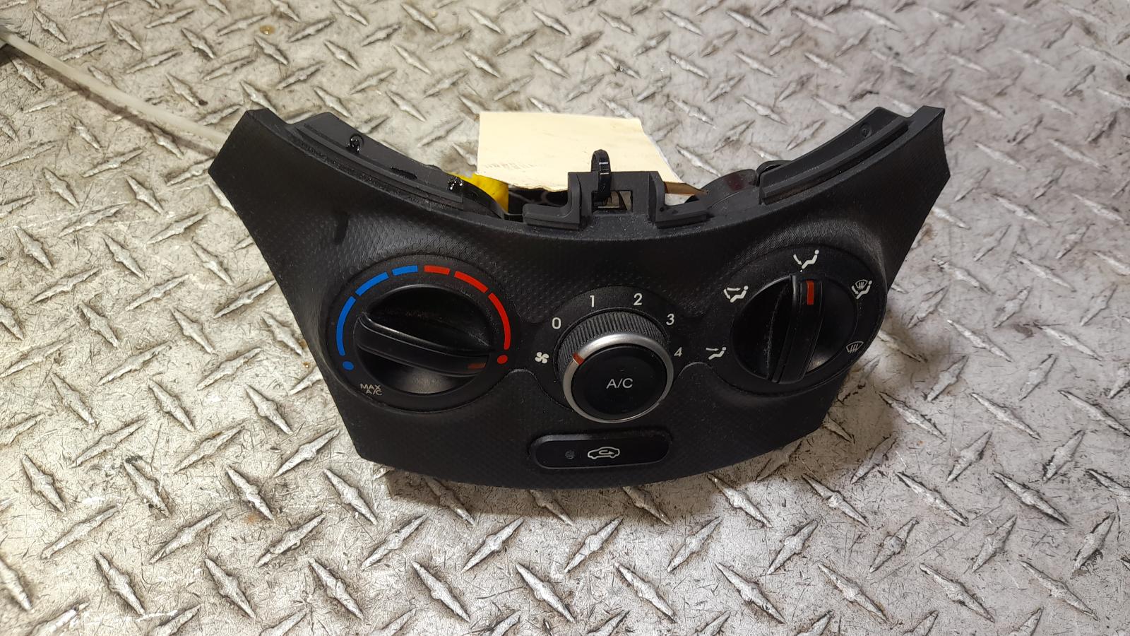 View Auto part Heater/Ac Controls Hyundai Accent 2015