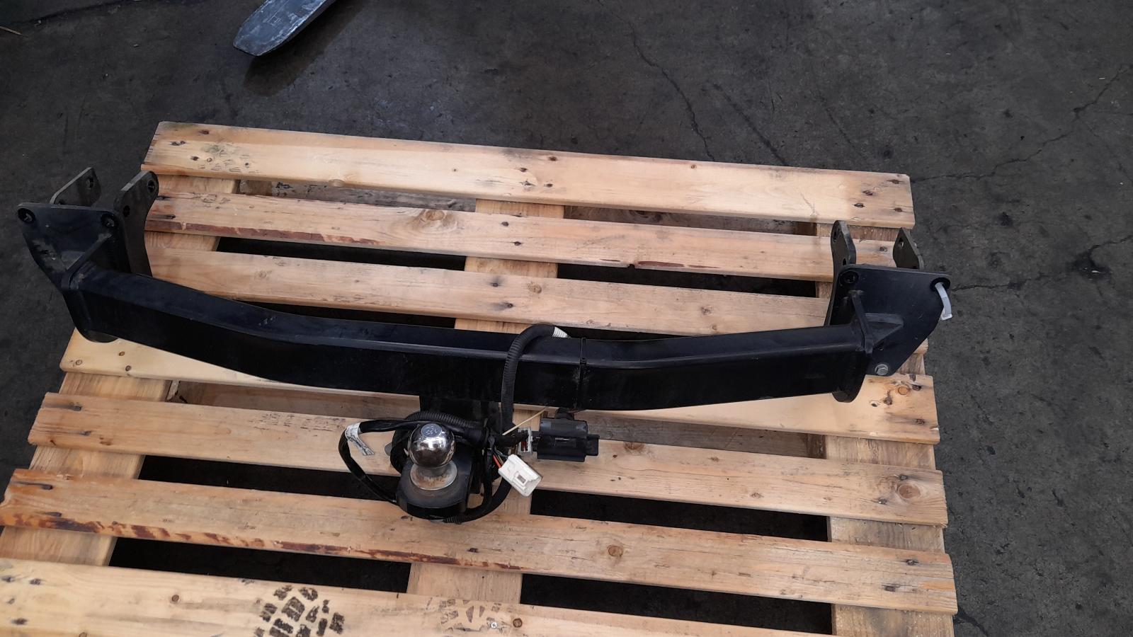 View Auto part Towbar Mitsubishi Outlander 2014