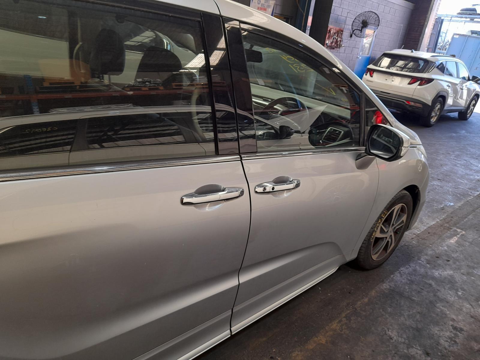 View Auto part Right Front Door Honda Odyssey 2016