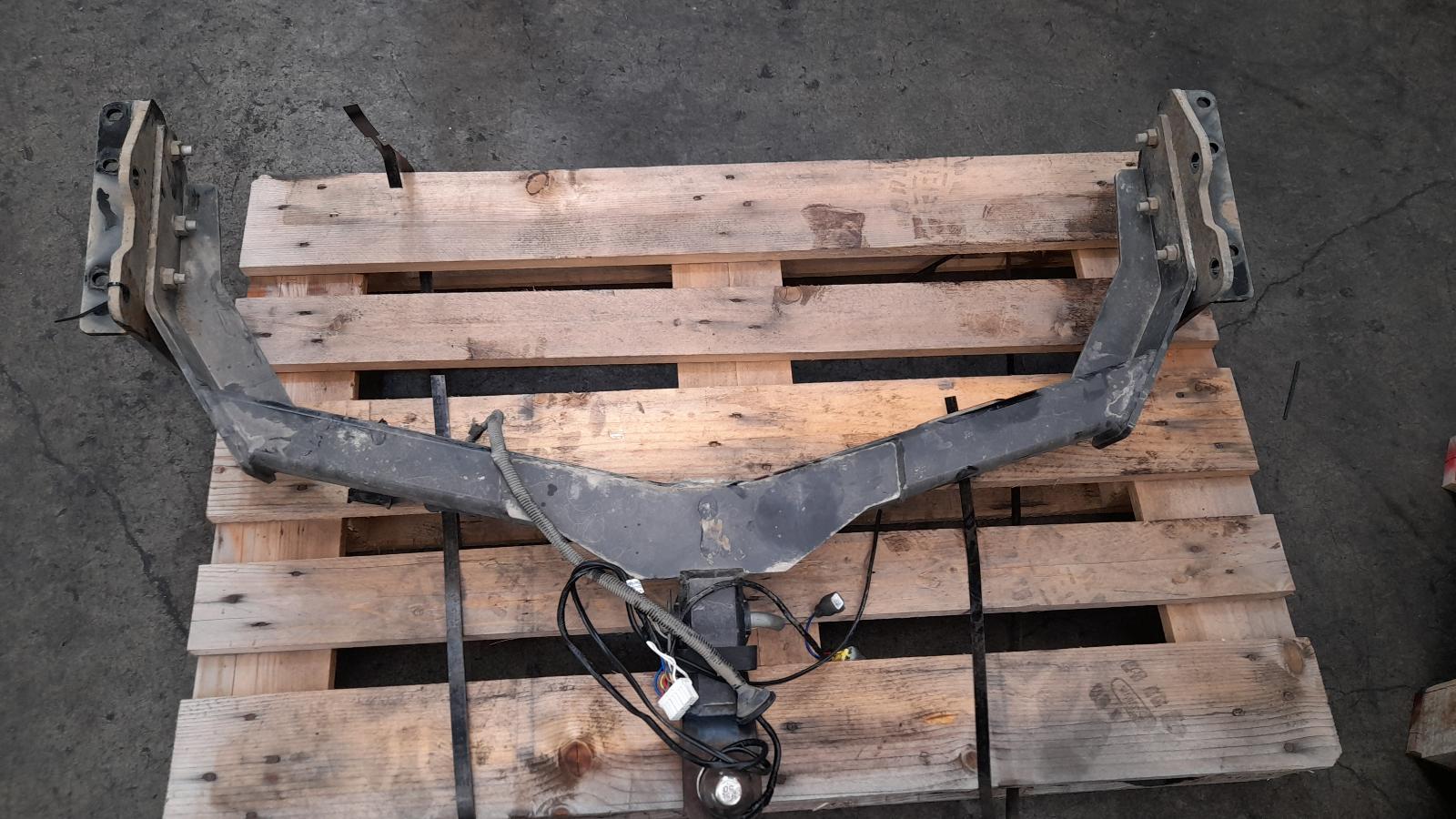 View Auto part Towbar Nissan Pathfinder 2016