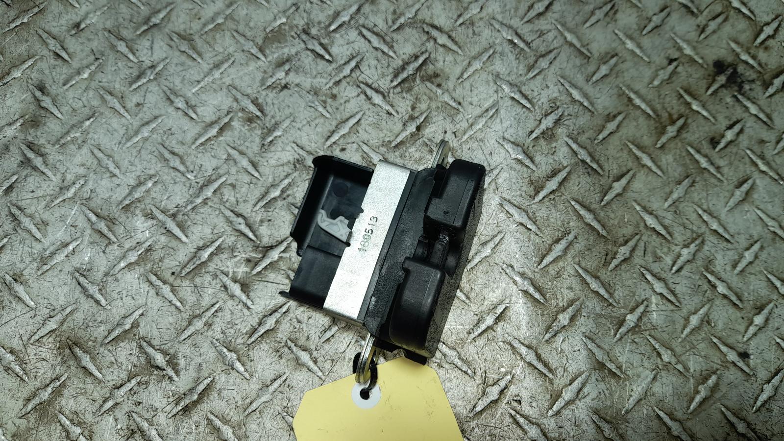 View Auto part Door/Boot/Gate Lock Volkswagen Passat 2011