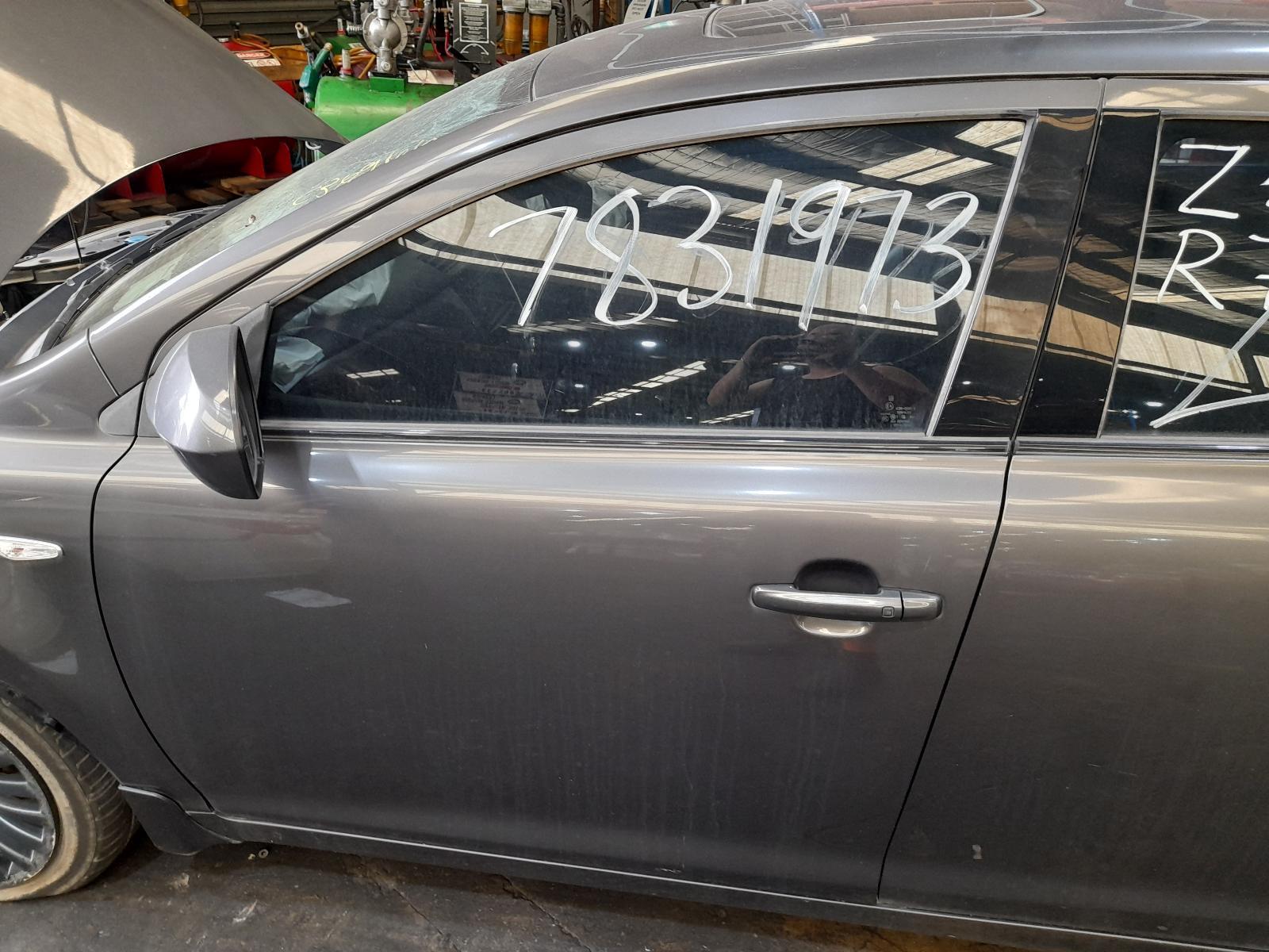 View Auto part Left Front Door Window Suzuki Kizashi 2012