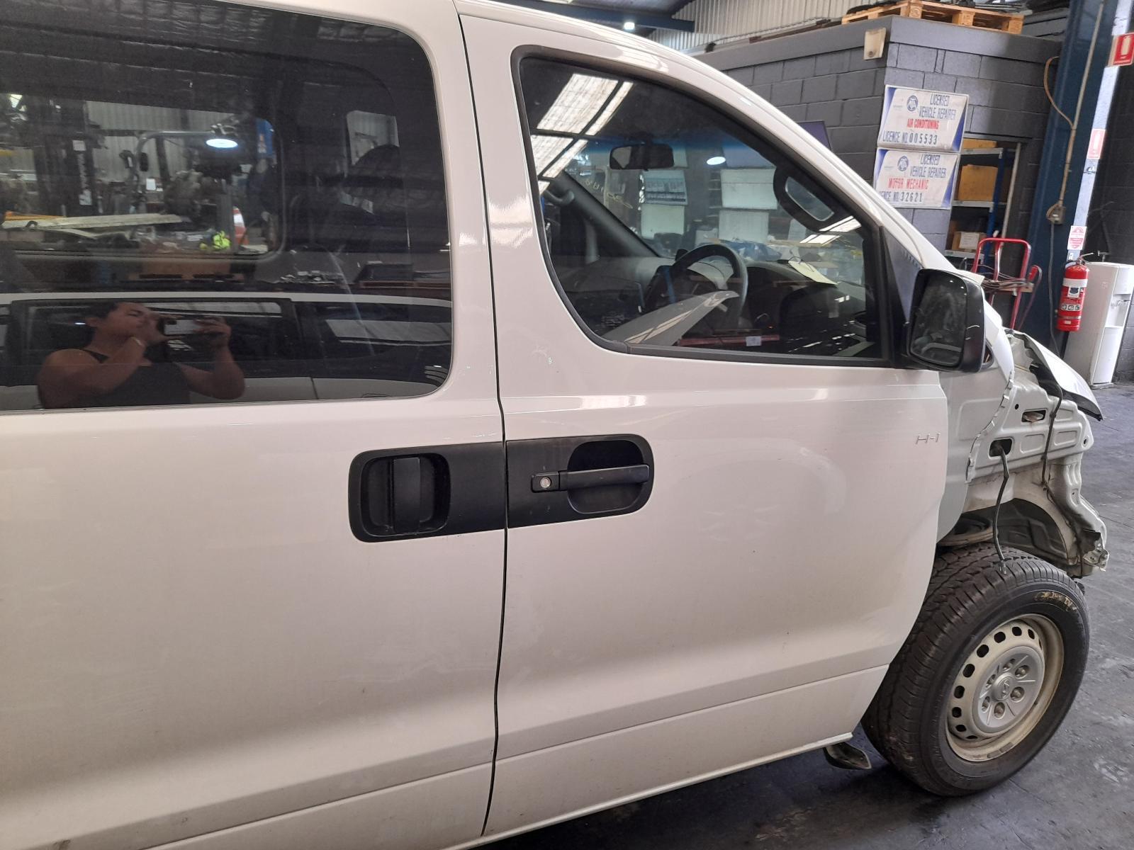 View Auto part Right Front Door Hyundai Iload/imax 2016