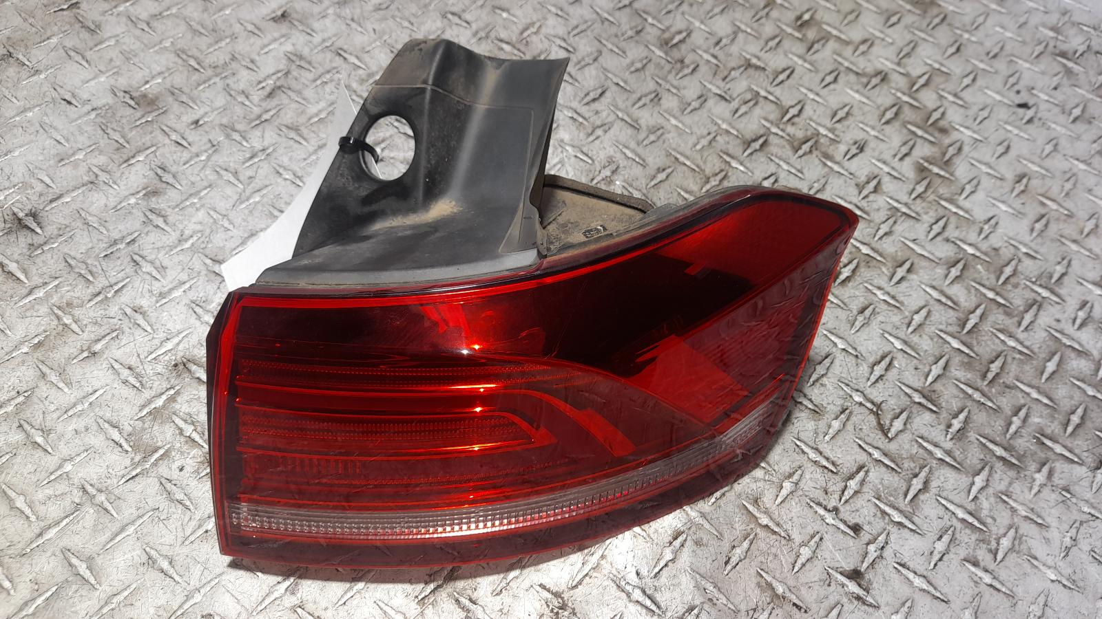 View Auto part Right Taillight Volkswagen Passat 2016