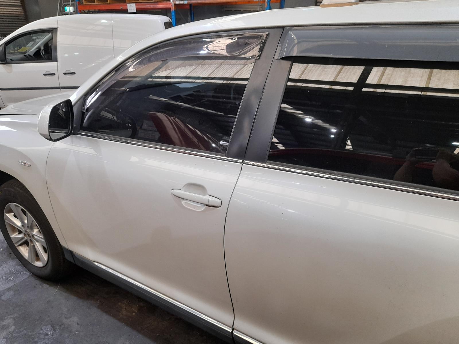 View Auto part Left Front Door Window Toyota Kluger 2012