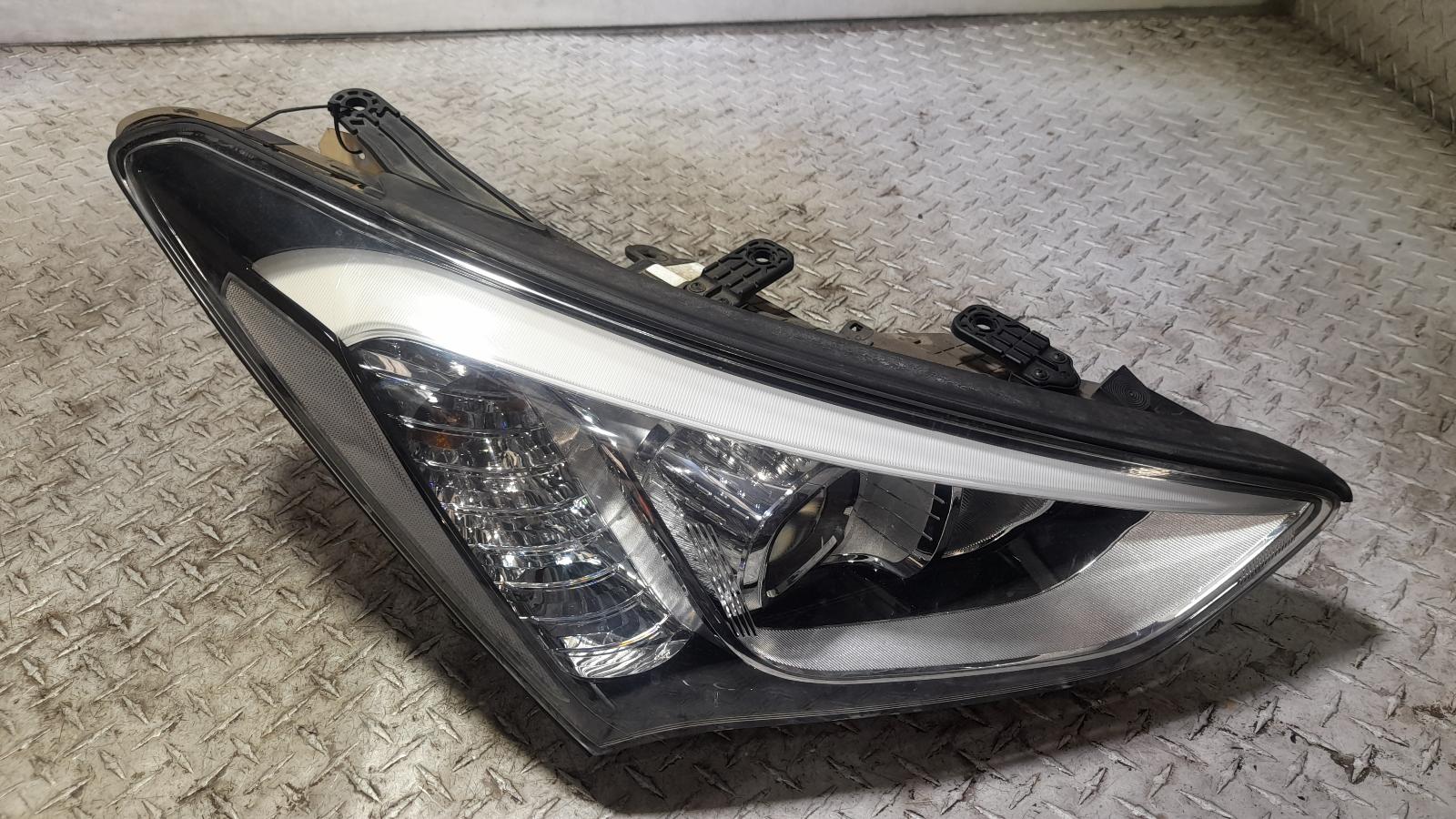 View Auto part Right Headlamp Hyundai Santa Fe 2014