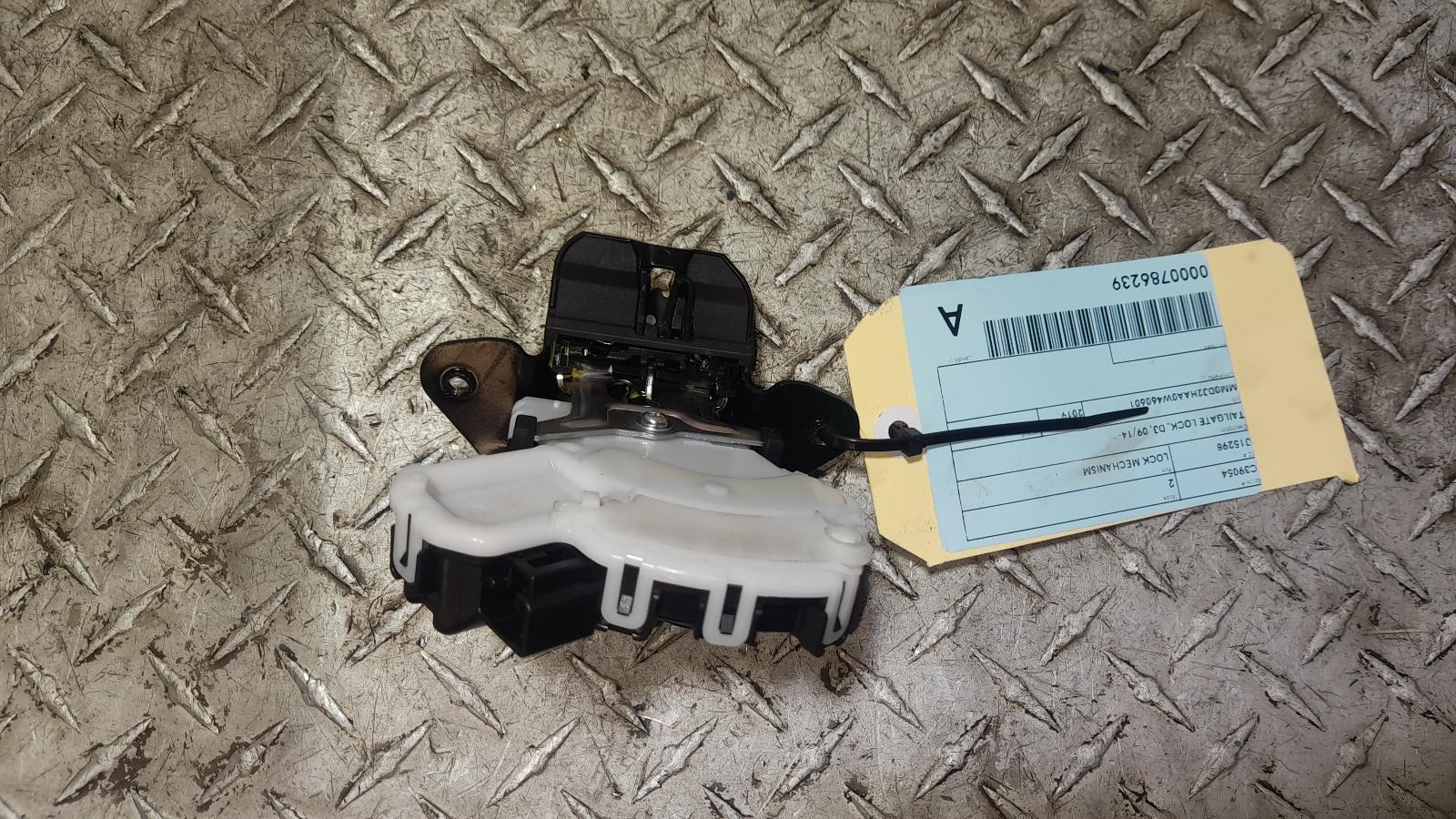 View Auto part Door/Boot/Gate Lock Mazda 2 2019