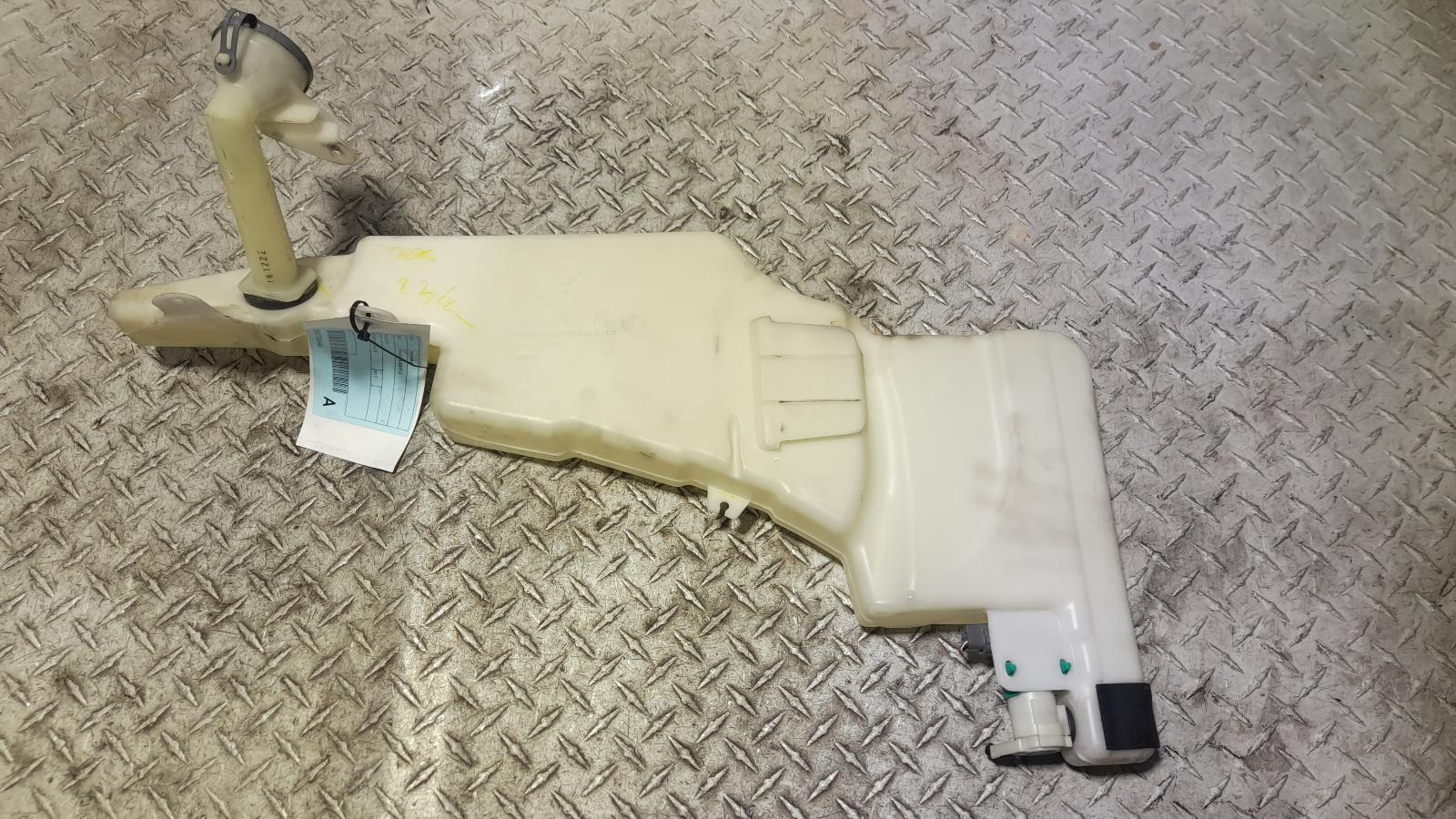 View Auto part Washer Bottle Nissan Navara 2017