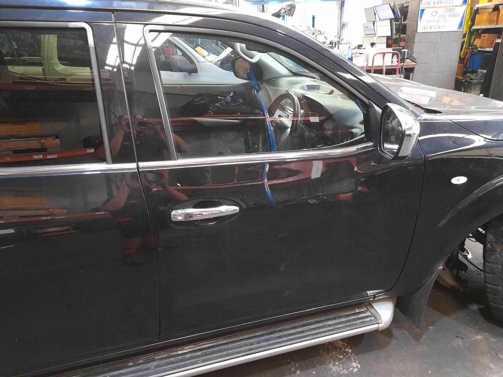 View Auto part Right Front Door Window Nissan Navara 2017