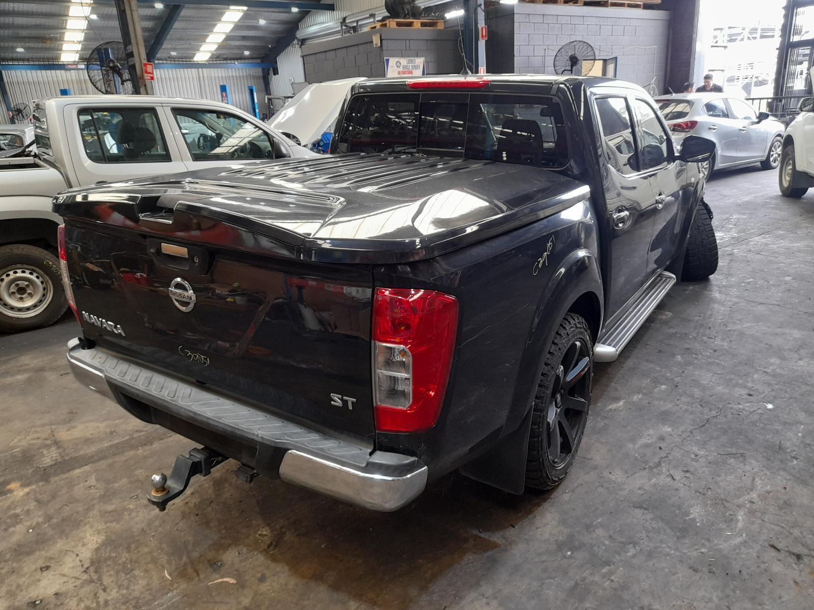 View Auto part Tonneau/Cover Nissan Navara 2017