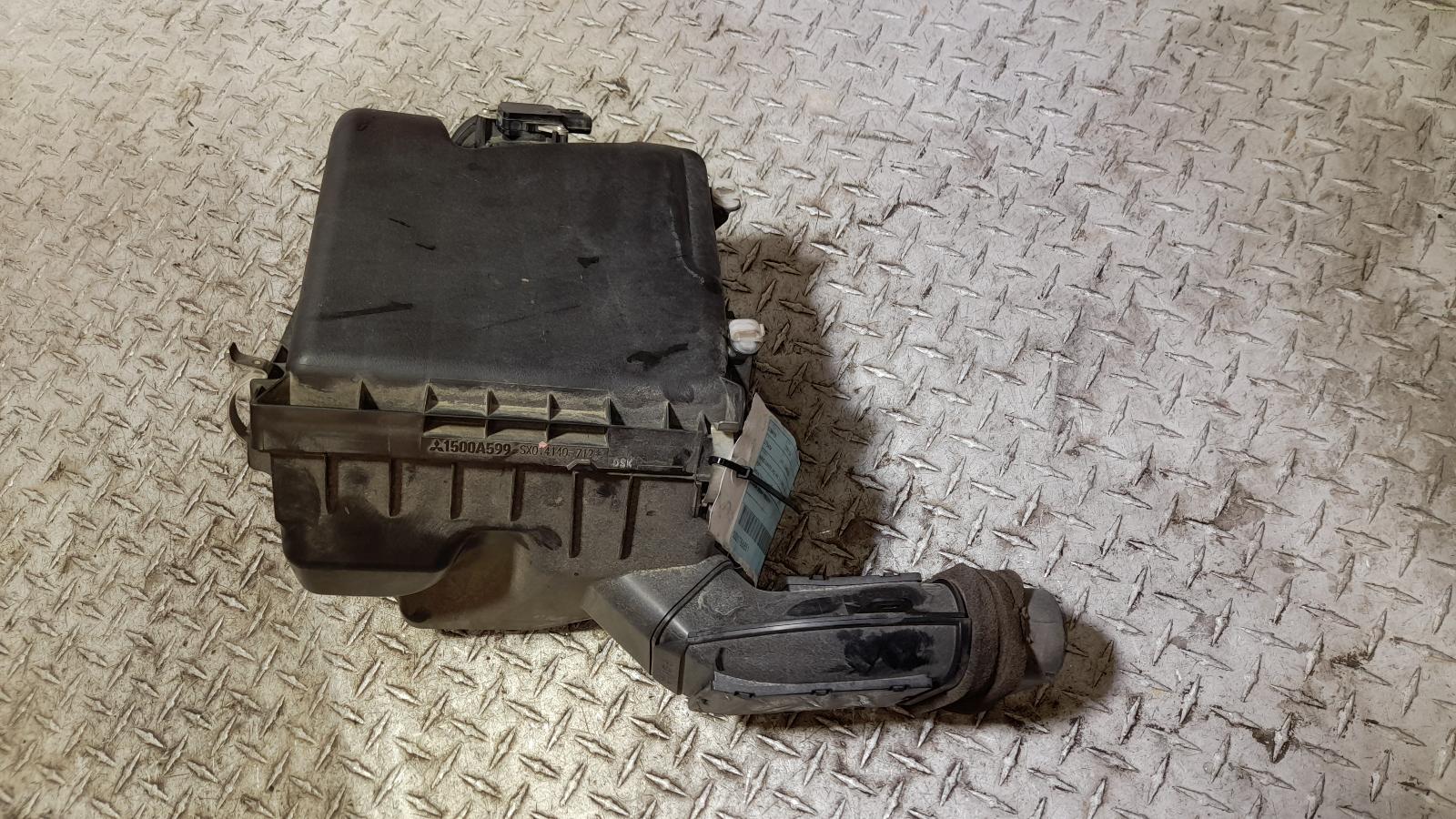 View Auto part Air Cleaner/Box Mitsubishi Triton 2015