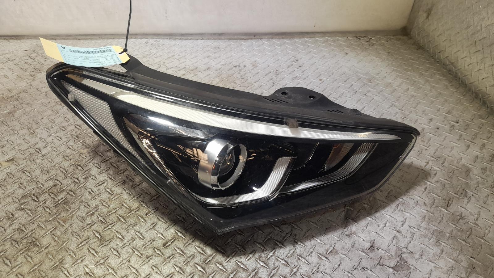 View Auto part Right Headlamp Hyundai Santa Fe 2017
